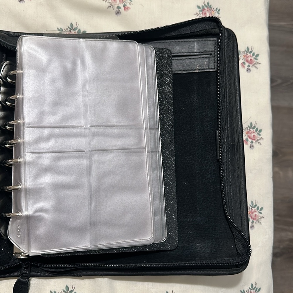 Kirkland signature zip up leather organizer/planner. 7 ring. - Picture 5 of 14